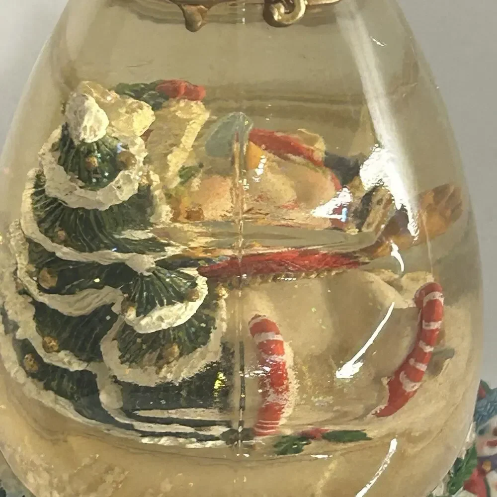 Snowglobe Christmas Holiday Music Globe with‎ Frosty the Snowman Theme song